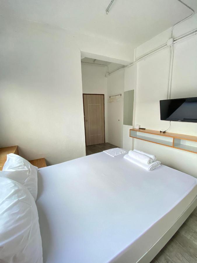 The Port Hostel Surat Thani Buitenkant foto