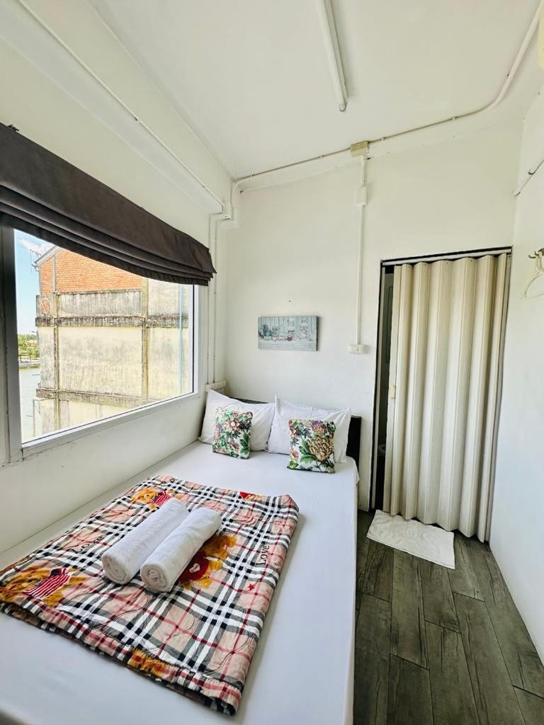 The Port Hostel Surat Thani Buitenkant foto