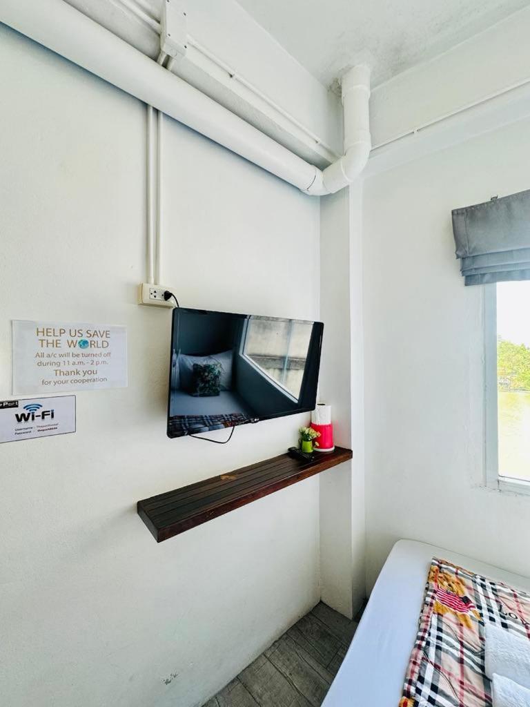 The Port Hostel Surat Thani Buitenkant foto