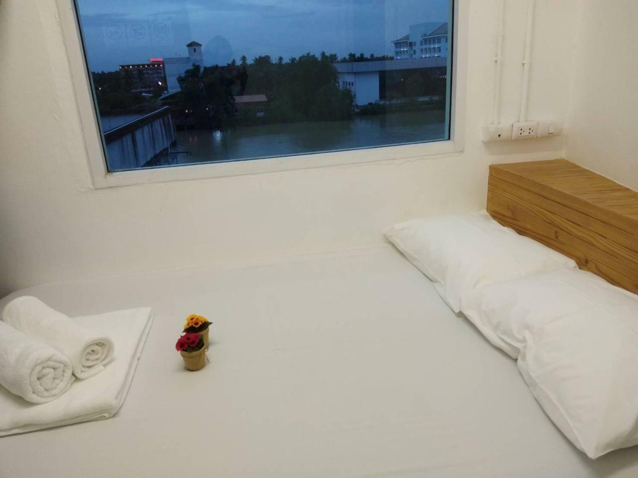 The Port Hostel Surat Thani Buitenkant foto