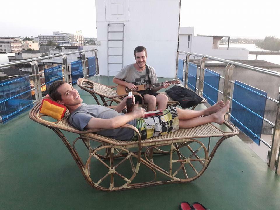 The Port Hostel Surat Thani Buitenkant foto
