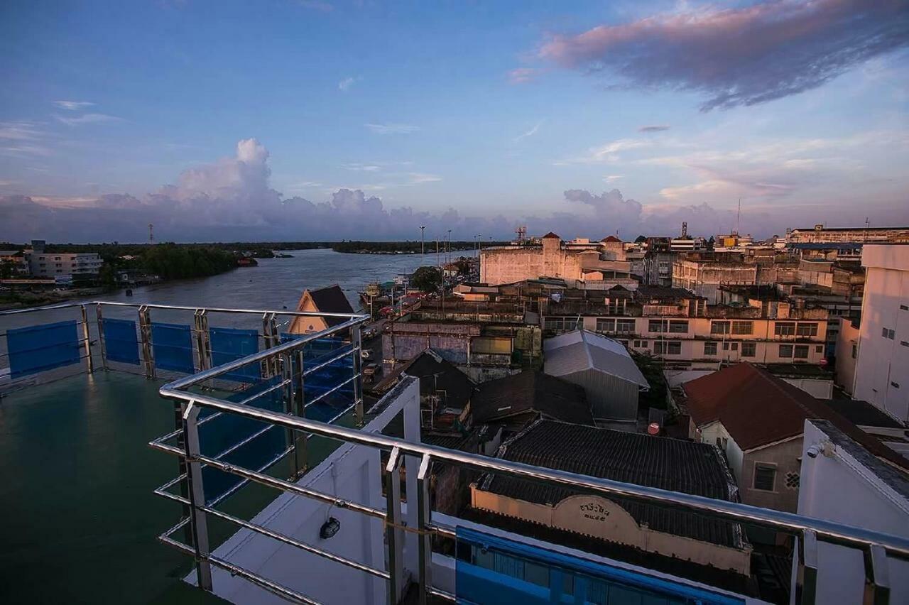 The Port Hostel Surat Thani Buitenkant foto